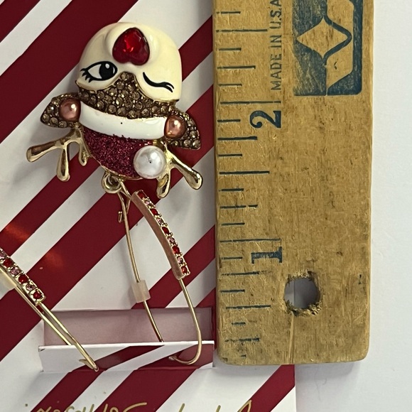 BETSEY JOHNSON Authentic Winking Reindeer Shepherd Hook Earrings Gold Tone NEW - Picture 9 of 11